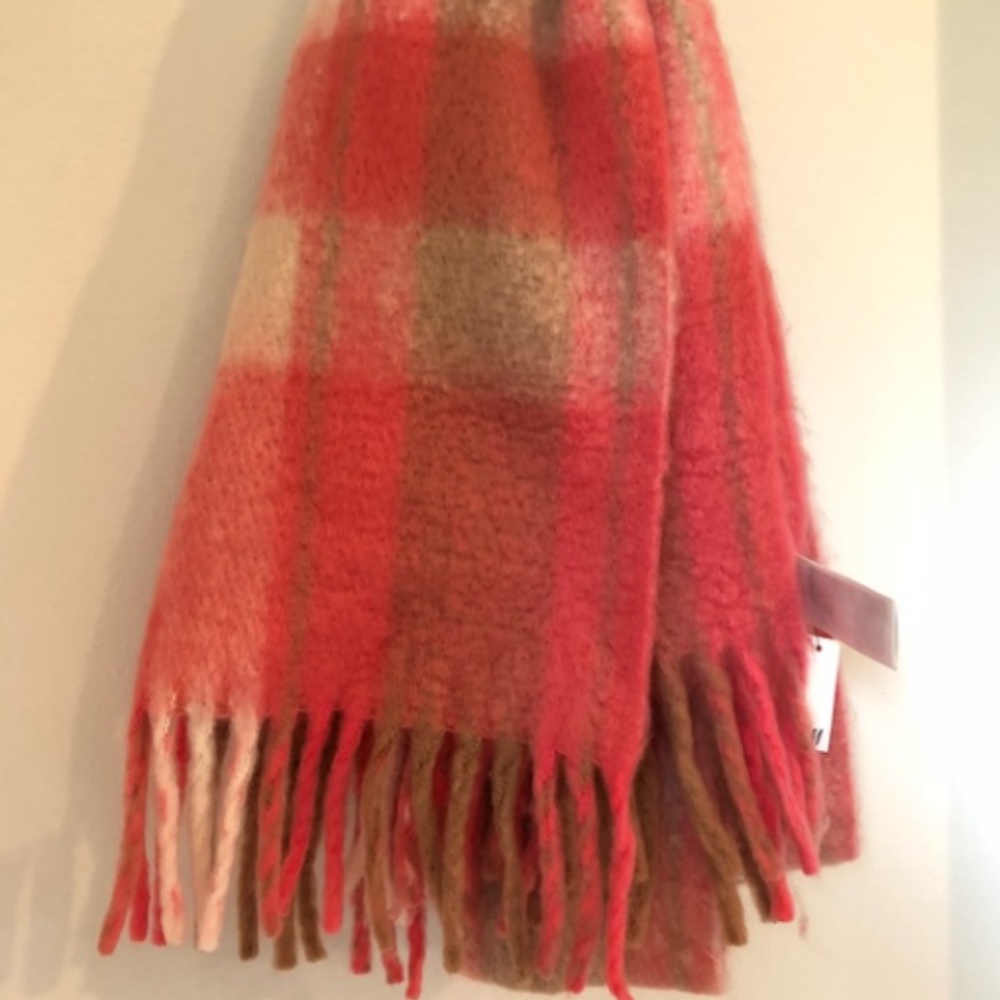 ⭐️ NWT - H&M Chunky Pink/Beige Tassel Scarf